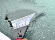Чистка автомобиля и стекол от снега