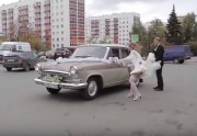 Автоприколы водитель ретро автомобиля срывает с невесты платье! 