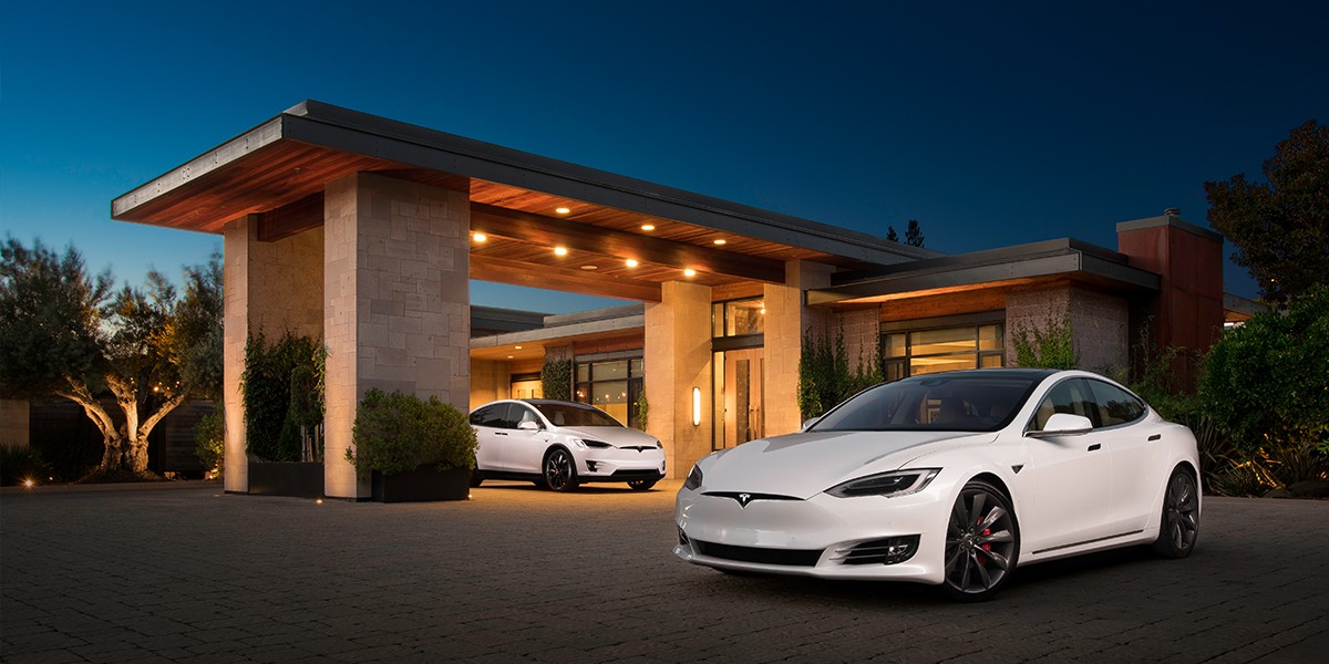 Tesla Model S P100D и Model X P100D получили специальный режим Ludicrous, благодаря которому Model S P100D сможет разгоняться до 100 кмч за 2,5 секунды, а Model X P100D - за 2,9 секунды.  Тесла как самолет 100 км за 2,5 сек! TESLA Model S P100D и Model X P100D  В компании Tesla утверждают, что подобный результат разгона  Model S P100D находится на третьем месте в мире среди серийных автомобилей!   Быстрее скорость 100 км могут набрать только только два автомобиля -  LaFerrari и Porsche 918 Spyde  Новый аккумулятор емкостью 100 кВт⋅ч так же увеличил запас хода!   Так, в Model S P100D может преодолеть более 506 километров  А Model X P100D на одной зарядке может проехать более 450 километров без подзарядки! Не забудьте сделать тонировку своего автомобиля!    Тесла как самолет 100 км за 2,5 сек! TESLA Model S P100D и Model X P100D
